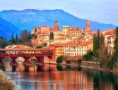 Bassano del Grappa med den berømte overdækkede fodgængerbro: Ponte Vecchio