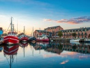 Heiligenhafen har en levende fiskerihavn, hvor I kan opleve bådene komme ind med dagens fangst