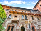 En anden ikonisk seværdighed i Verona er Julies berømte balkon - gjort udødelig af Shakespeare