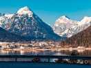 Oplev også den azurblå gletsjersø Achensee, der ligger omgivet af Tyrols alper