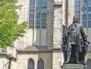 Se monumentet for Johann Sebastian Bach foran Thomaskirken