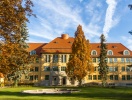 Sydvest for Erfurt ligger Arnstadt på stranden af floden Gera, og her kan I bl.a. se Schloss Neideck
