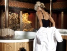Slap af, og få varmen i hotellets udendørskar eller sauna