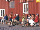 Når solen luner, er udsigtspladserne på skærgårdsbyernes kajkanter og træbroer populære