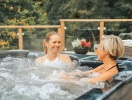Måske får I lyst til at lune jeres trætte muskler i hotellets lækre, udendørs spa-bad