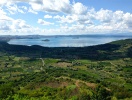 Njut av panoramautsikten över den vulkaniska Lago di Bolsena, där lugn och natur går hand i hand