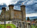Rocca Monaldeschi-fästningen tornar upp sig över staden och erbjuder en hisnande utsikt över sjön och området