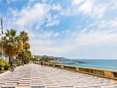 I San Bartolomero finder I desuden den lange, flotte strandpromenade Bassamarea