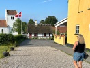 Den gulmalede Orø Kro er en del af øens gamle landsbymiljø