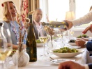 Du kan också se fram emot att bli bortskämd på strandhotellets restaurang Alba