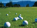 Slå et slag golf med udsigt til sø og bjerge