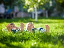 Lad børnene slappe af i græsset og nyde sommerens varme