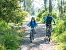 Hoppa upp på cykeln och följ skogsstigarna - här bestämmer du tempot och naturen är alltid nära