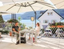 Utsikt från hotellets panoramaterrass med utsikt över sjön Wörthersee
