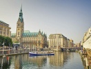 Det är också enkelt att åka på en utflykt till en annan hanseatisk stad från hotellet - Hamburg