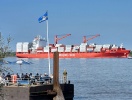 Ta en paus längs vägen på ett kafé med utsikt över containerfartygen som anlöper Hamburg © urlaubsregion-altesland