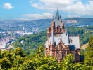 Ovanför Königswinter tornar Schloss Drachenburg - uppkallat efter "drakberget" Drachenfels