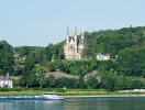 På en flodtur kan du också få en glimt av Apollinariskirche i Remagen am Rhein, som har en gammal historia