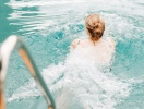 Ta en uppfriskande simtur i den uppvärmda poolen och njut av utsikten över de gröna omgivningarna