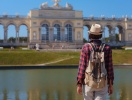 Besök till exempel Gloriette-paviljongen, varifrån det finns en ikonisk utsikt över Wien