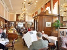 Slå dig ner under ljuskronorna och njut av atmosfären på Café Sacher © austrianviews.at