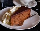 I Wien kan du besöka Hotel Sacher och smaka på Sachertårta bakad efter originalreceptet