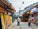 Naschmarkt i Wien kallas också stadens mage - när den öppnar sjuder den gamla matmarknaden av liv