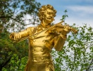 Valskungen Johann Strauss gjorde Wien populärt på 1800-talet, och han är fortfarande hyllad för det