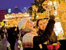 Julmarknadsstämning mellan de välfyllda bodarna i Rostock