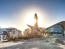 Ta en promenad längs Warnemündes populära strandpromenad; Alter Strom