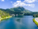 I bor smukt ved bredden af Turracher See, der ligger i 1.780 meters højde