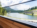 Den maleriske alpinesø uden for hotellets dør ligger på grænsen mellem Kärnten og Steiermark