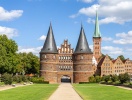 Holstentor - Lübecks ikoniske port og historiske vartegn - er et oplagt mål for en udflugt