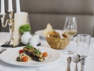 Du har helpension på hotellet, så allt du behöver göra är att sitta ner vid bordet och njuta av rätterna