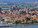 Stralsund finns med på UNESCO:s lista över världsarv och stadens varumärke är rådhuset från 1250