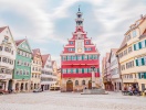 I Esslingen am Neckar ligger bland annat denna färgstarka rådhusplats