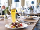 När du kommer hem från din utflykt väntar en utsökt middag i hotellets ljusa restaurang
