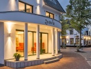 Hotel Zur alten Post är ett modernt stadshotell - men en vacker gammal huvudbyggnad, som kan ses bakom