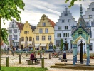 Passa på att göra en utflykt till Friedrichstadt, också känd som "Lilla Amsterdam"