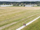 Der er anlagt perfekte vandre- og cykelstier langs Elben, som er utroligt populære