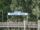 De främsta sevärdheterna är sjöns öar - Herreninsel och Fraueninsel - som kan nås med båt från stranden