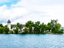 Fraueninsel är hemvist för nunnorna, och det aktiva benediktinerklostret är en stor turistattraktion