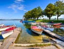 Öarna i Chiemsee har en härlig fiskelägesatmosfär, och du kan smaka på färsk fisk på flera ställen