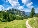 Chiemgau-regionen är perfekt för vandring, och den ikoniska bergskammen Kampenwand väntar på dig