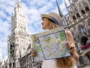 Det imponerande stadshuset med sitt berömda klockspel tornar upp sig över det centrala torget Marienplatz