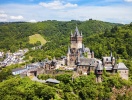 Här tronar den mäktiga borgen Reichsburg Cochem över medeltidsstaden