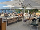 Resortets solterrasse ved søbredden er åben året rundt - om vinteren ligger her bare flere tæpper!