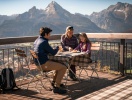 Nyd panoramaerne i Berchtesgadens Alper over en lokal frokost på en bjergcafé