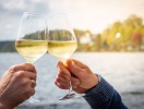 Nyd et glas hvidvin med udsigt over søen - og skål for et godt nyt år