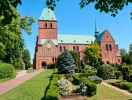 Kig indenfor i Ratzeburgs domkirke, hvor gamle murstenshvælv fortæller om byens lange historie